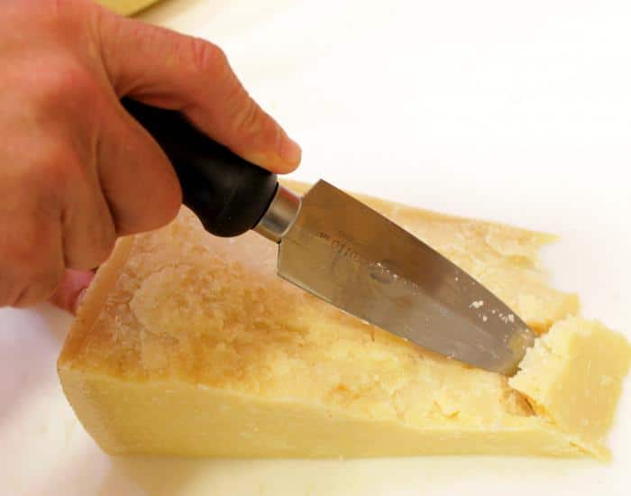 come tagliare formaggio grana padano